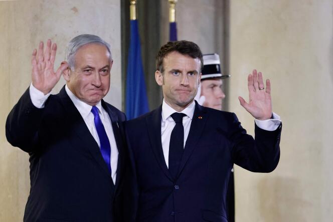 Le premier ministre israélien, Benyamin Nétanyahou (à gauche), et le président français, Emmanuel Macron, sur le perron de l’Elysée, à Paris, le 2 février 2023.