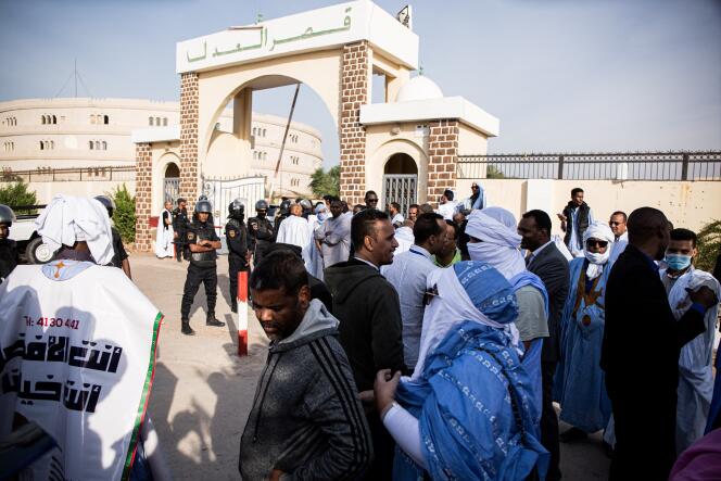 Devant le palias de justice de Nouackchott, où l’ancien président mauritanien Mohamed Ould Abdel est jugé pour corruption depuis le 25 janvier 2023.