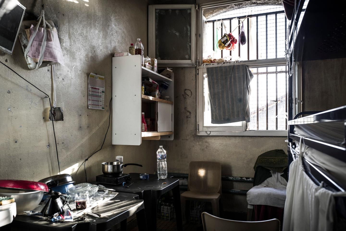 Prisons : « Loin des fanfaronnades populistes, instaurons au plus vite un numerus clausus “inversé” »