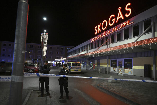 La police sur les lieux où un adolescent a été abattu à Skogas, au sud de Stockholm, le 28 janvier 2023.