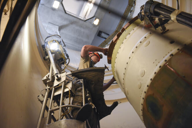 En esta imagen proporcionada por la Fuerza Aérea de EE. UU., un técnico prepara un misil balístico intercontinental para una simulación, el 22 de septiembre de 2020, en una instalación de lanzamiento cerca de la Base de la Fuerza Aérea de Malmstrom, Montana.