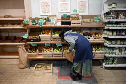 Une cliente fait ses courses au « Super Cafoutch », un supermarché coopératif et participatif de Marseille, le 19 janvier 2023.