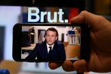 Un journaliste regarde une interview donnée par le président Emmanuel Macron à la plate-forme Brut, le 4 décembre 2020, à Paris. 