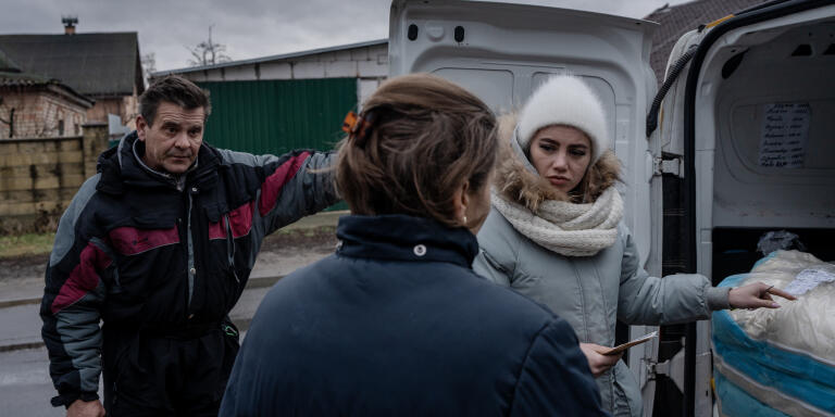 Serhii et Lina livrent des couvertures chaudes commandées sur internet à Katerina, à Zahaltsi, en Ukraine, le 5 janvier 2023. ADRIENNE SURPRENANT / MYOP POUR « LE MONDE »