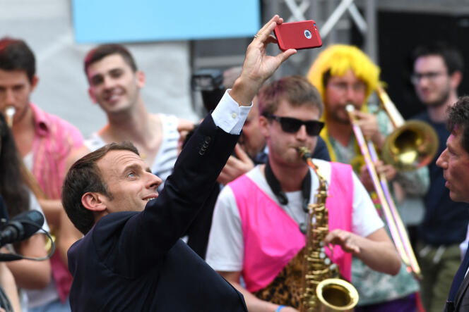 Emmanuel Macron réalisant un selfie à Aix-la-Chapelle (Allemagne), le 9 mai 2018.
