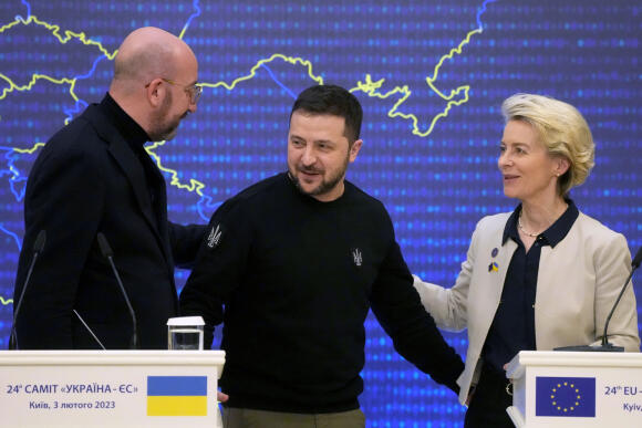 Le président ukrainien, Volodymyr Zelensky (au centre), le président du Conseil européen, Charles Michel, et la présidente de la Commission européenne, Ursula von der Leyen, à Kiev, en Ukraine, le 3 février 2023.