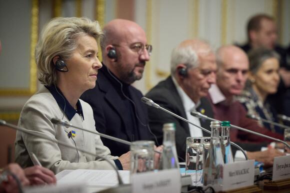 La présidente de la Commission européenne, Ursula von der Leyen, et le président du Conseil européen, Charles Michel, lors du sommet UE-Ukraine à Kiev, le 3 février 2022.