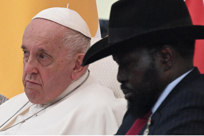 Le pape François et le président du Soudan du Sud, Salva Kiir, dans le jardin du palais présidentiel à Juba, le 3 février 2023.