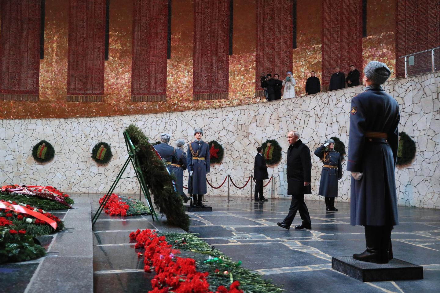 En Stalingrado, Vladimir Putin recuerda la memoria de los tanques alemanes.