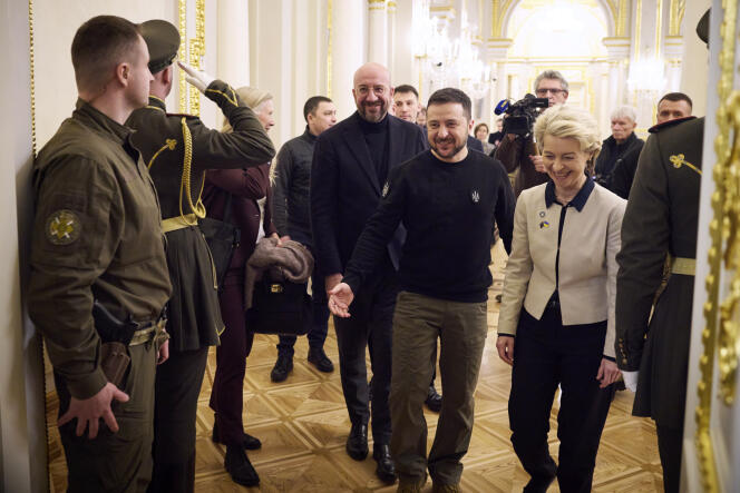 Le président ukrainien, Volodymyr Zelensky, rencontre la présidente de la Commission européenne, Ursula von der Leyen, et le président du Conseil européen, Charles Michel, lors du sommet UE-Ukraine, à Kiev, le 3 février 2023.