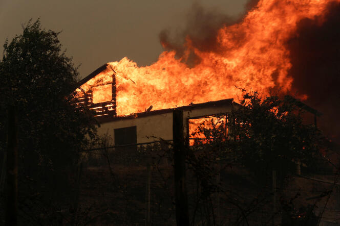 Una casa en llamas en Santa Juana, Chile, el 3 de febrero de 2023.