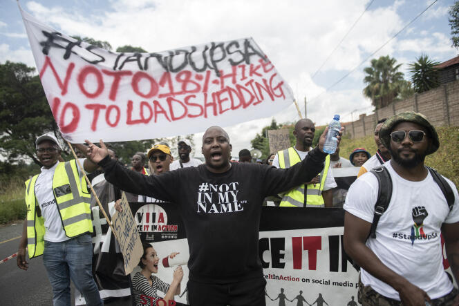 Manifestation contre les coupures de courant en Afrique du Sud par les membres du collectif #StandUpSA et #NotInMyName le 2 février 2023 à Johannesburg.
