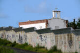 « Prison de la honte » à Nouméa : dans l’ancien bagne, surpeuplé, les travaux se font attendre