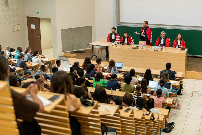Les étudiants de première année sont accueillis dans l’amphithéâtre pour un discours de bienvenue du doyen de la faculté de droit de l’université Paris-Est-Créteil, le 1er septembre 2022.