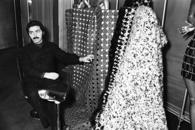 Paco Rabanne présentant des robes et ses tissus en métaux, le 28 février 1969