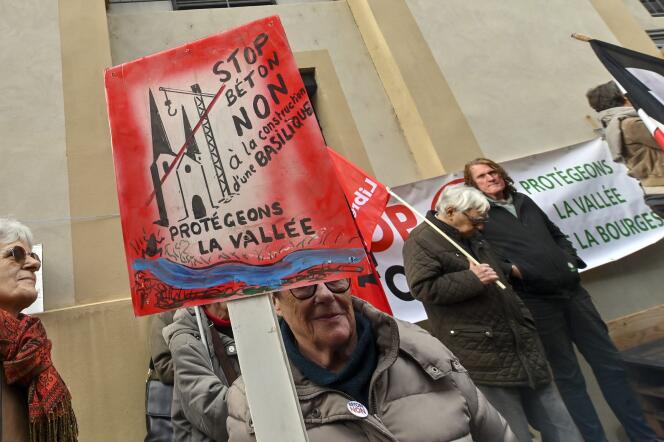 Durante una manifestación contra el proyecto de construcción de una iglesia de la comunidad católica Familia Misionera de Notre-Dame, en Privas, 14 de enero de 2023.