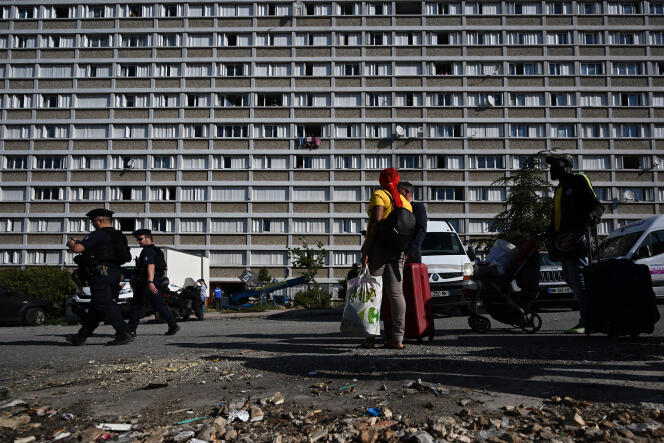 Evacuation d’un squat par les CRS dans un immeuble de la cité Kalliste, dans les quartiers nord de Marseille, le 10 mai 2022. 