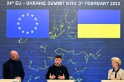 Volodymyr Zelensky, entouré d’Ursula von der Leyen et de Charles Michel, lors du sommet UE-Ukraine, à Kiev, le 3 février 2022.