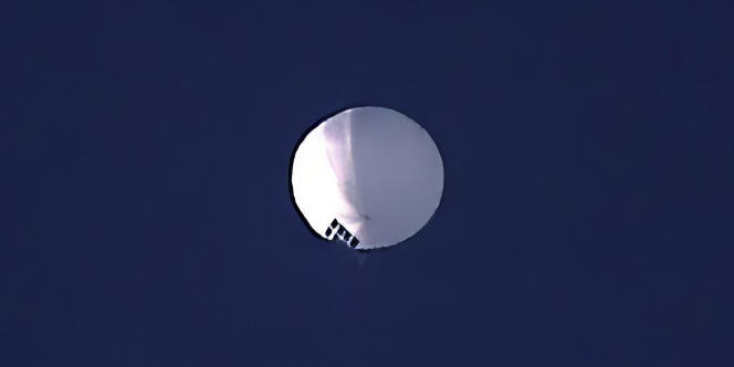 Un ballon chinois  survole à haute altitude la ville de Billings (Montana), dans le nord des Etats-Unis, le 1er février 2023. 