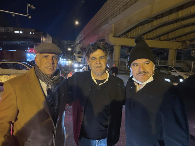 Une photo fournie par la famille de Jafar Panahi montrant le cinéaste iranien (au centre), à sa sortie de prison à Téhéran, le 3 février 2023, entouré de ses avocats, Yusef Moulai (à gauche) et Saleh Nikbakht.