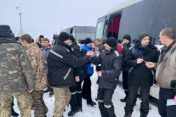 Des soldats ukrainiens libérés après un échange de prisonniers avec les Russes, dans un lieu inconnu, en Ukraine, le 4 février 2023.