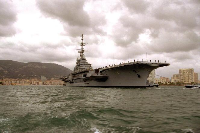 Le porte-avions « Foch » quitte définitivement, le 2 novembre 2000, le port de Toulon pour celui de Brest où la marine nationale remettra son pavillon à la marine brésilienne qui a acheté le navire.
