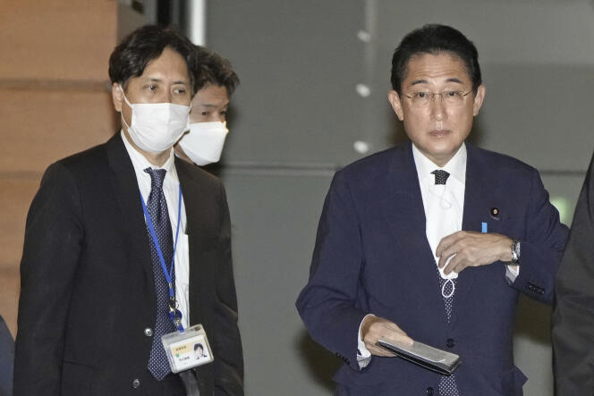 Fumio Kishida, le premier ministre japonais (à droite), accompagné le 12 décembre 2022 dans sa résidence tokyoïte de l’un de ses secrétaires exécutifs, Masayoshi Arai, qu’il a limogé le 4 février 2023, à la suite des propos homophobes que ce dernier a tenus la veille devant des journalistes. 