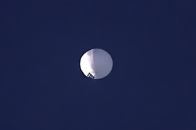 Un ballon de haute altitude flotte au-dessus de Billings, Montana, le mercredi 1er février 2023.