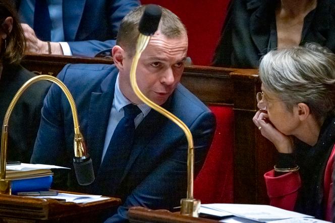 El Ministro de Trabajo Olivier Dussopt y la Primera Ministra Elisabeth Borne, durante la sesión de preguntas al gobierno en la Asamblea Nacional, en París, el 31 de enero de 2023.