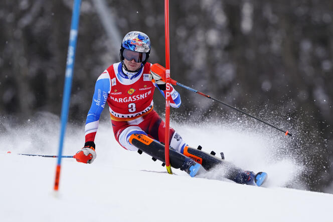 Clément Noël n’a pas fini la deuxième manche du slalom de Chamonix, samedi 4 février, alors qu’il refermait le portillon de départ.