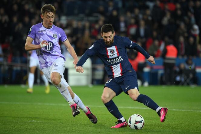 Lionel Messi, frente al defensa de Toulouse Anthony Rouault, en el Parc des Princes, en París, el 4 de febrero de 2023. 