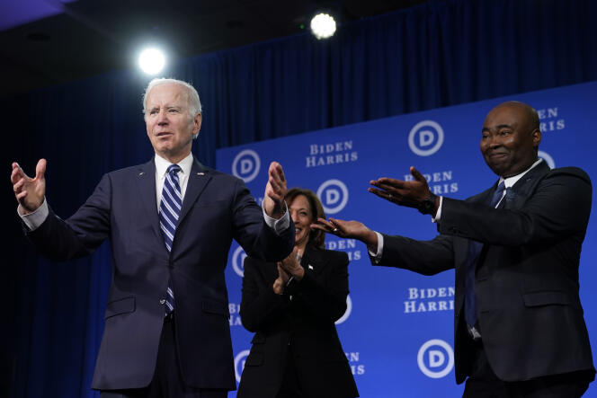 Le président américain, Joe Biden, et la vice-présidente, Kamala Harris, avec le leader du Parti démocrate, Jaime Harrison (à droite), vendredi 3 février 2023, à Philadelphie (Pennsylvanie). 