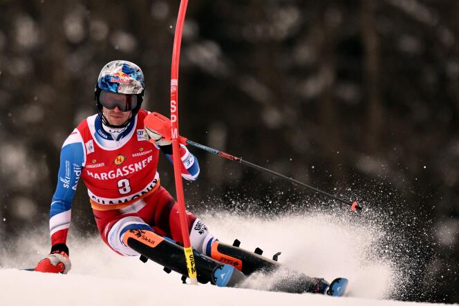 Le Français Clément Noël lors de la première manche du slalom de Chamonix, en Coupe du monde, le 4 février 2023.