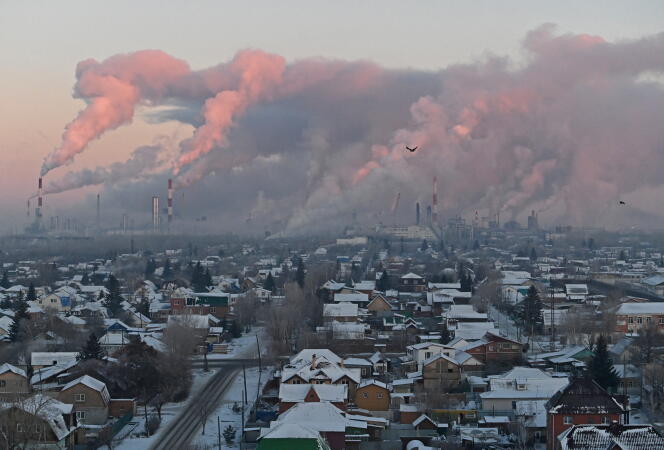 El vapor sale de las chimeneas de la refinería de petróleo de Gazprom en Omsk, Rusia, el 18 de noviembre de 2022.