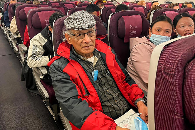 Charles Sobhraj dans un avion en partance de Katmandou pour la France, le 23 décembre 2022.