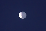 Un ballon de haute altitude flotte au-dessus de Billings, Montana, mercredi 1er février 2023. 