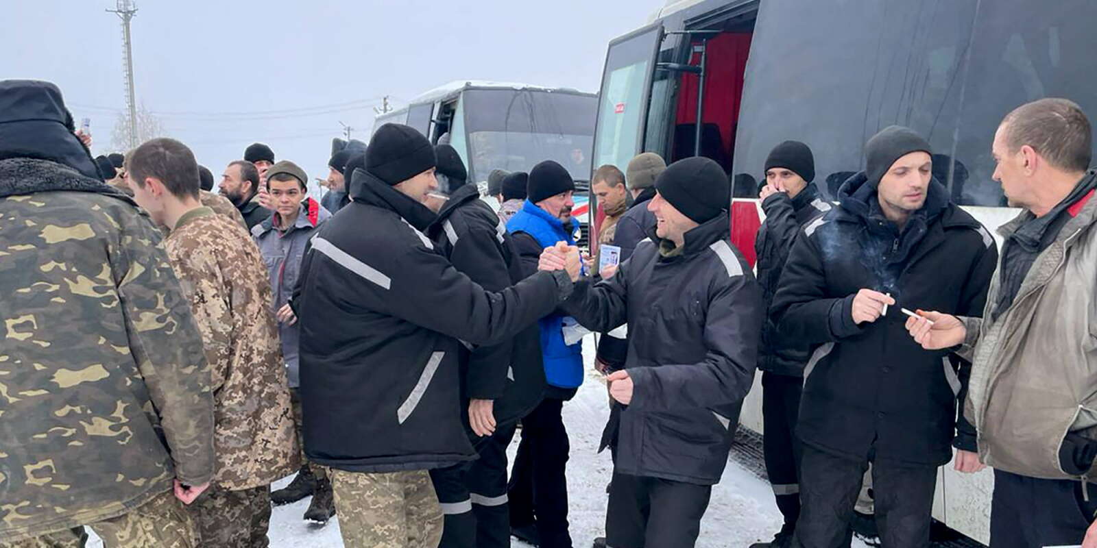 Des soldats ukrainiens libérés dans le cadre d’un échange de prisonniers avec la Russie, dans un lieu inconnu, en Ukraine, le 4 février 2023.