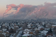 De la vapeur s’élève des cheminées de la raffinerie de pétrole de Gazprom, à Omsk, en Russie, le 18 novembre 2022.