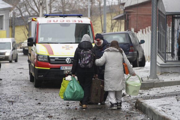 Un homme blessé évacué avec des membres de sa famille, à la suite du tir de missile russe qui a touché le centre-ville de Kharkiv, le 5 février 2023.