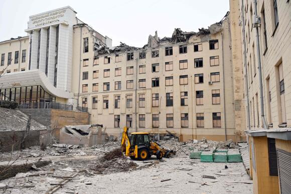 Un bâtiment de l’Université nationale d’économie urbaine partiellement détruit par un missile russe, à Kharkiv, le 5 février 2023.