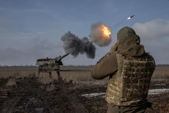 La 43e brigade d’artillerie lourde de l’armée ukrainienne tire avec un obusier allemand Panzerhaubitze 2000, près de Bakhmout, dans la région de Donetsk,  le 5 février 2023.