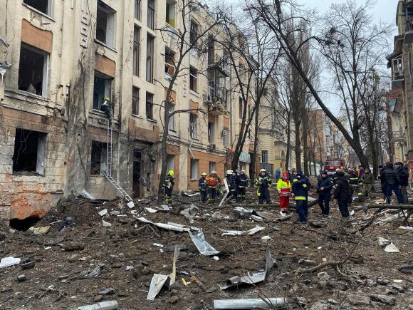 Un bâtiment résidentiel ciblé par un tir de missile russe, dans le centre de Kharkiv, le 5 février 2023.