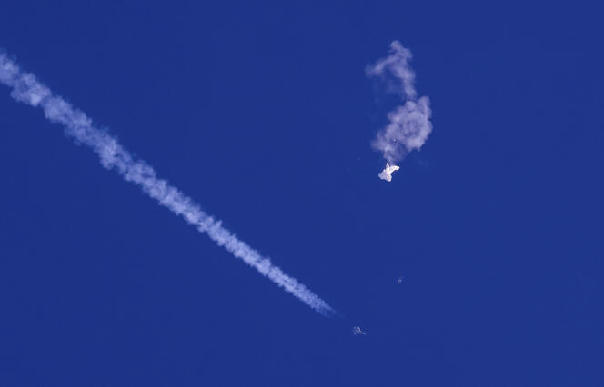 Le ballon abattu par les Etats-Unis au-dessus de l’océan Atlantique, juste au large de la Caroline du Sud, avec un avion de chasse et sa traînée en dessous, le 4 février 2023.