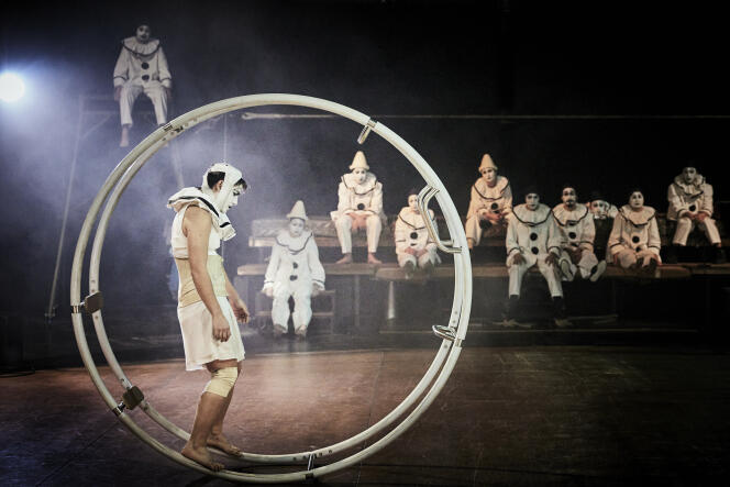 « Balestra », spectacle de fin d'année de la 34e promotion du Centre national des arts du cirque de Châlons-en-Champagne, mis en scène par Marie Molliens.