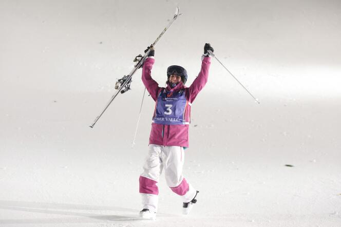 Perrine Laffont célèbre sa victoire lors de la finale des bosses en parallèle à la Coupe du monde de ski acrobatique, à Park City, dans Utah, aux Etats-Unis, le 4 février 2023.