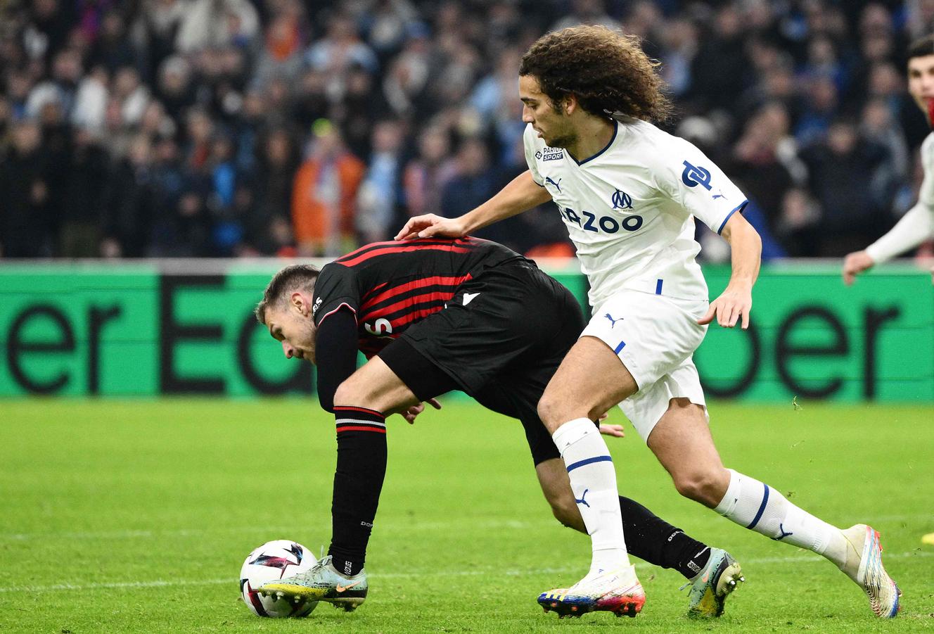 El centrocampista del OM Mattéo Guendouzi, en la pelea con el Niçois Aaron Ramsey, el domingo 5 de febrero de 2023, en el Stade-Vélordome, en Marsella.