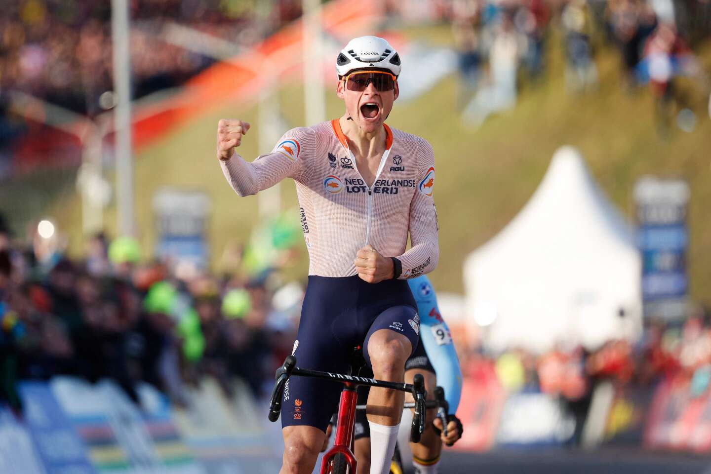 Cyclo-cross : Mathieu van der Poel champion du monde à l’issue d’un duel épique avec Wout van Aert