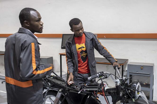 Des techniciens d’Opibus assemblent une moto électrique dans leur entrepôt, à Nairobi, au Kenya, le 15 février 2022. 