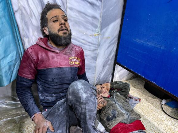 Un enfant blessé attend d’être soigné au service des urgences de l’hôpital de Bab Al-Hawa, dans la campagne du nord de la province syrienne d’Idlib, à la frontière avec la Turquie, tenue par les rebelles, le 6 février 2023.