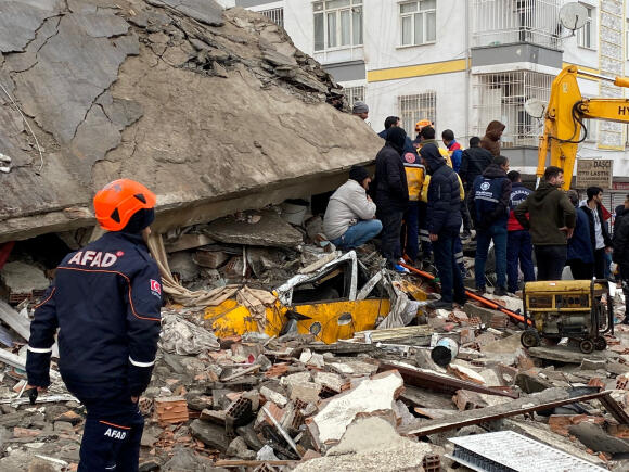 Les recherches se poursuivent dans les décombres après le tremblement de terre, à Diyarbakir, en Turquie, le 6 février 2023.